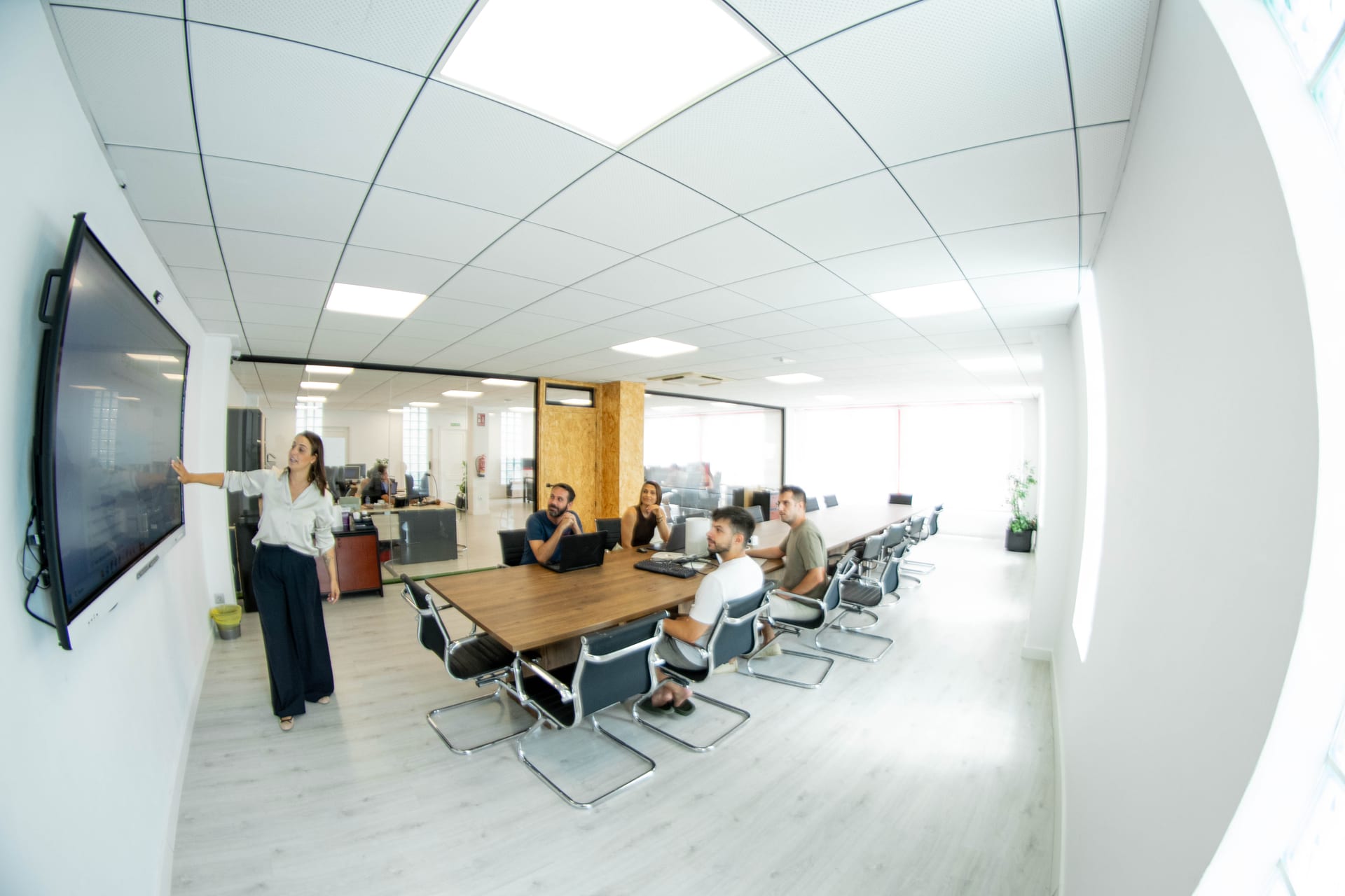 Reunión de equipo de Ofertatucasa planificando estrategia